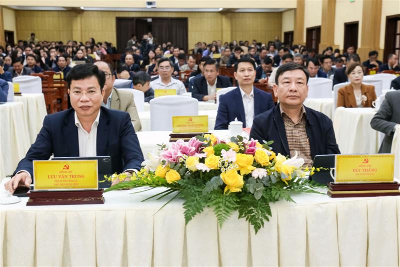 Các đồng chí: Lưu Văn Trung, Phó Bí thư Tỉnh ủy, Chủ tịch HĐND tỉnh; Bùi Thắng, Phó Bí thư Tỉnh ủy dự hội nghị