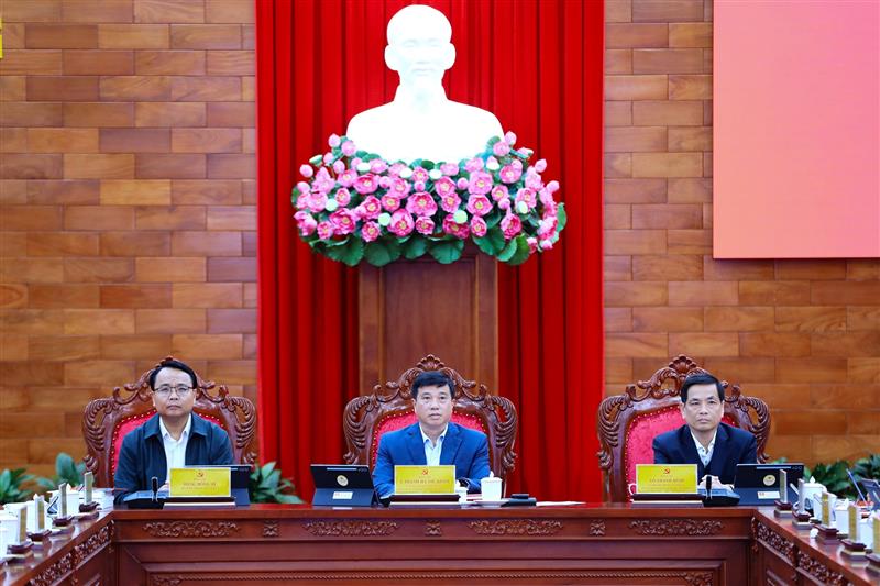 Bí thư Tỉnh ủy Y Thanh Hà Niê Kđăm (ở giữa) chủ trì cuộc họp của Đoàn đại biểu tỉnh Lâm Đồng dự Đại hội XIV của Đảng