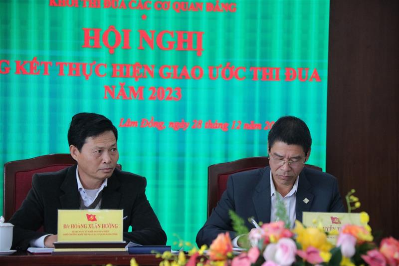 Các đồng chí chủ trì Hội nghị.