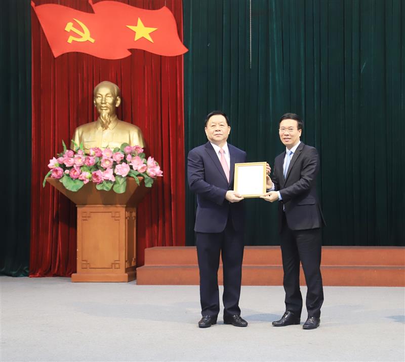 Thay mặt Bộ Chính trị, đồng chí Võ Văn Thưởng, Ủy viên Bộ Chính trị, Thường trực Ban Bí thư đã trao quyết định và tặng hoa chúc mừng đồng chí Nguyễn Trọng Nghĩa.