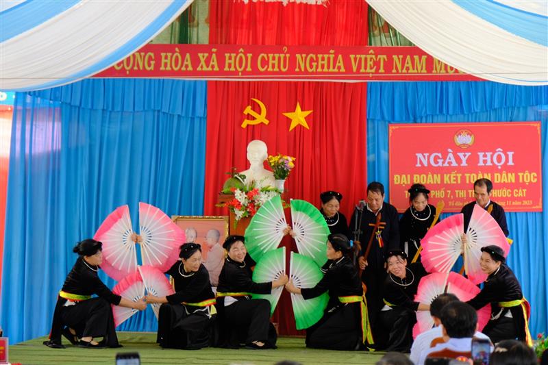 Văn nghệ chào mừng Ngày hội Đại đoàn kết toàn dân tộc tại Tổ dân phố 7.