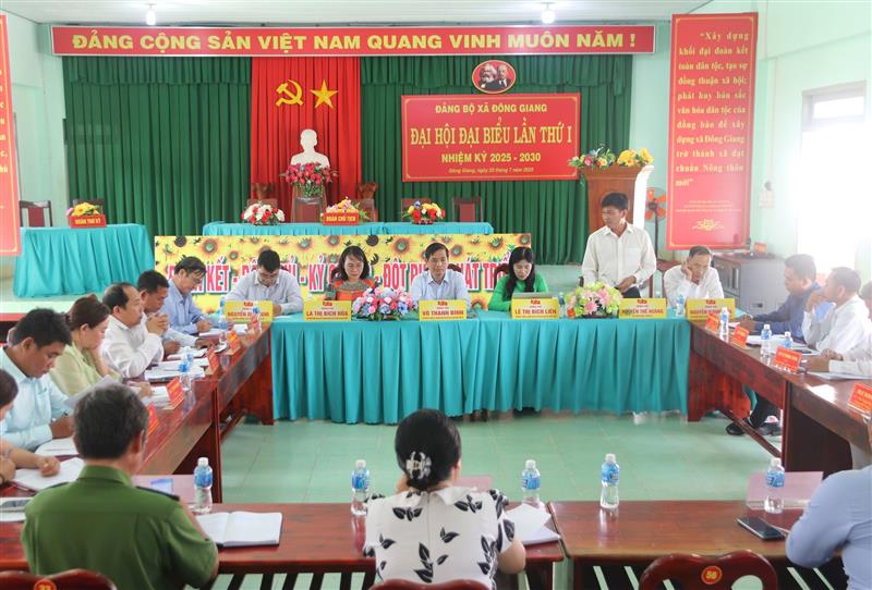 Đoàn công tác của tỉnh Lâm Đồng làm việc với lãnh đạo xã Đông Giang