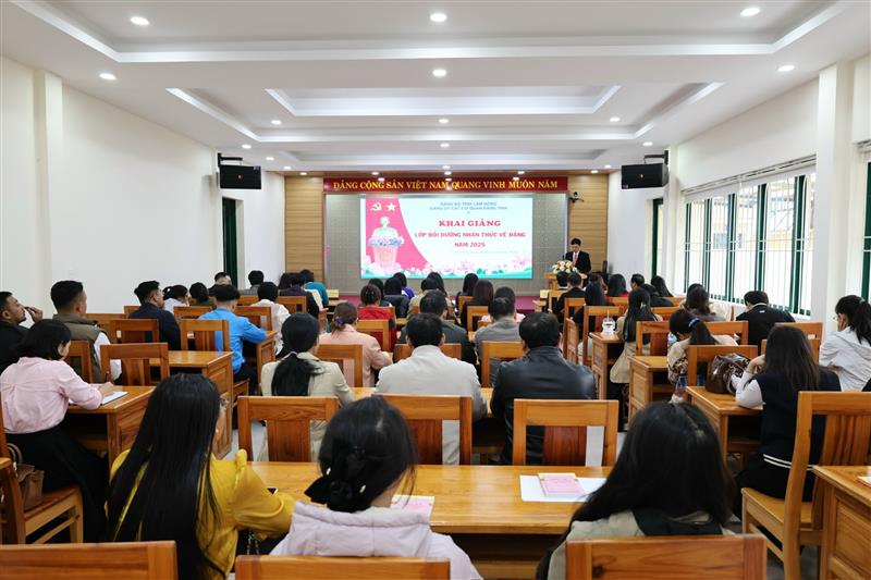 Các lớp bồi dưỡng nhận thức về Đảng được mở thường xuyên tại các Trung tâm chính trị trên địa bàn tỉnh.