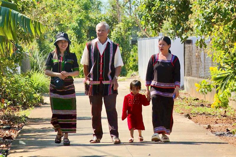 Ông Y Taih Priêng trở thành điểm tựa để bà con tìm đến khi có chuyện chưa thể tự tháo gỡ (Ảnh: Nguyễn Hiền)