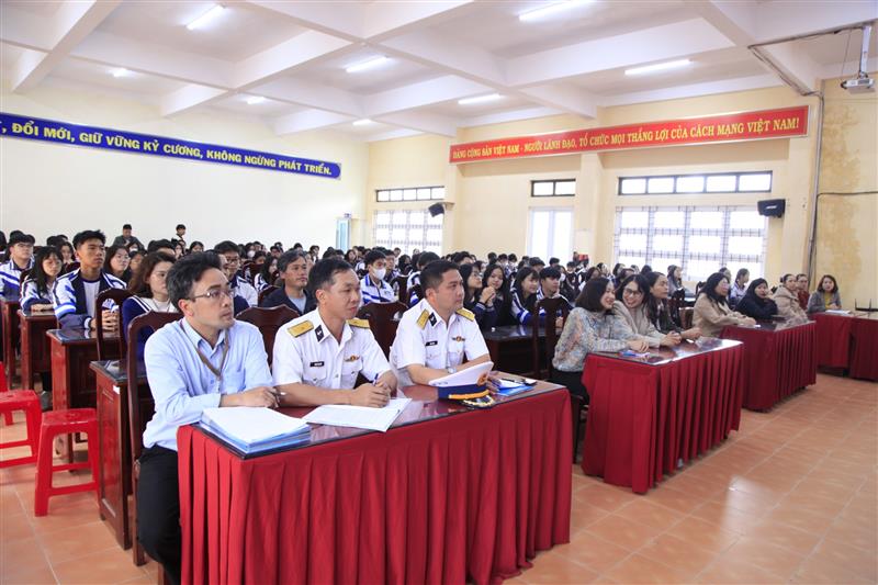 Các đại biểu và học sinh tham gia buổi tuyên truyền