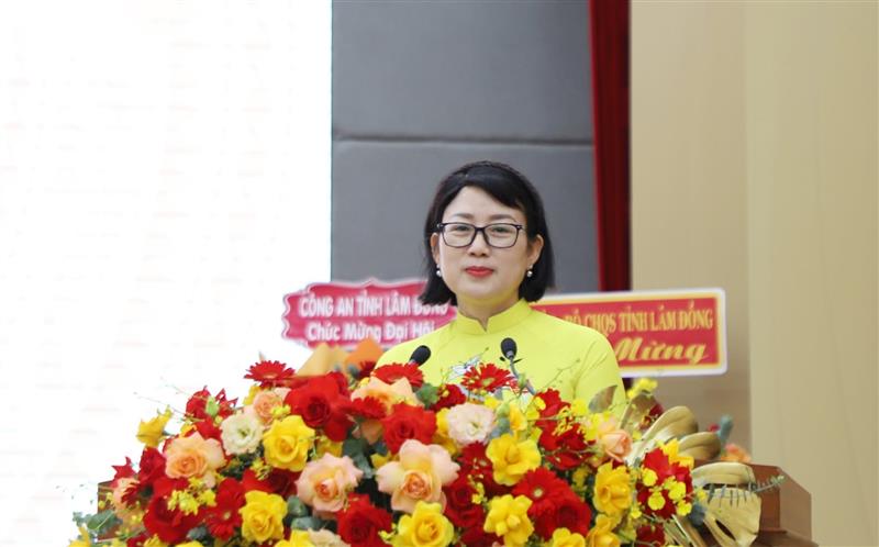 Đồng chí Lê Thị Hải Duyên, Tỉnh ủy viên, Phó Bí thư Đảng ủy trình bày tóm tắt dự thảo Báo cáo chính trị của Ban Chấp hành Đảng bộ trình đại hội