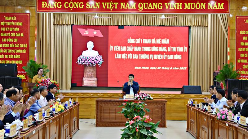 Quang cảnh buổi làm việc của Bí thư Tỉnh uỷ Lâm Đồng Y Thanh Hà Niê Kđăm với Ban Thường vụ Huyện ủy Đam Rông sáng 2/6