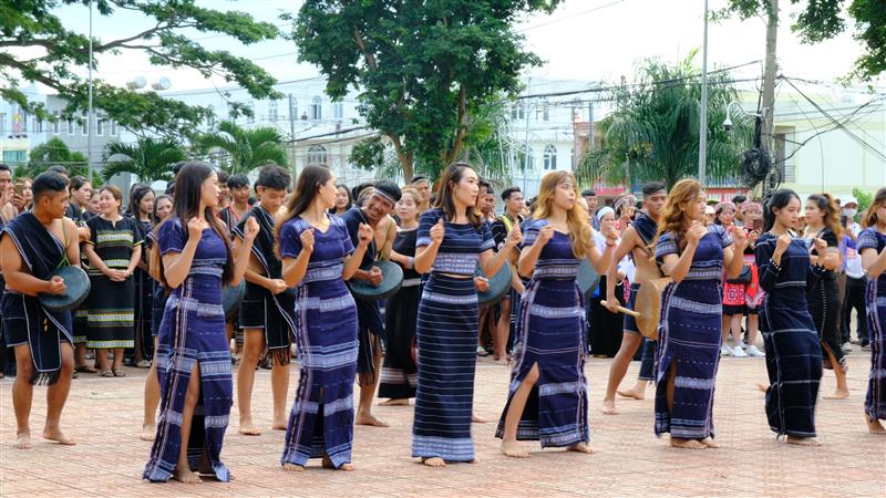 Với nền văn hóa truyền thống đậm đà bản sắc của các DTTS, huyện Di Linh có nhiều tiềm năng để phát triển du lịch cộng đồng
