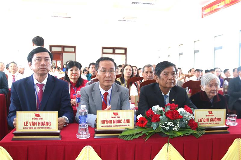 Đồng chí Huỳnh Ngọc Anh, UVBTV Tỉnh ủy, Trưởng Ban Nội chính Tỉnh ủy; lãnh đạo các sở, ban, ngành, đơn vị; Mẹ Việt Nam Anh hùng Nguyễn Thị Xuân cùng các đại biểu tham dự