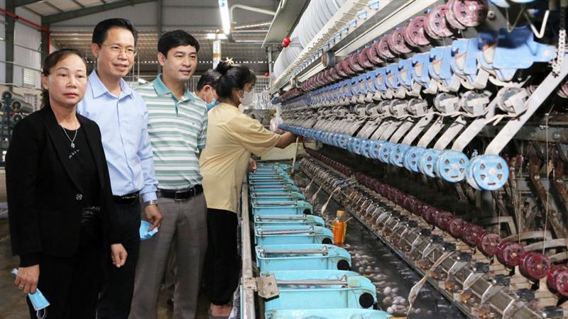 Đoàn công tác của Ban Tuyên giáo Tỉnh ủy tham quan mô hình kinh tế tại huyện Đam Rông. Ảnh: Tuấn Hương.