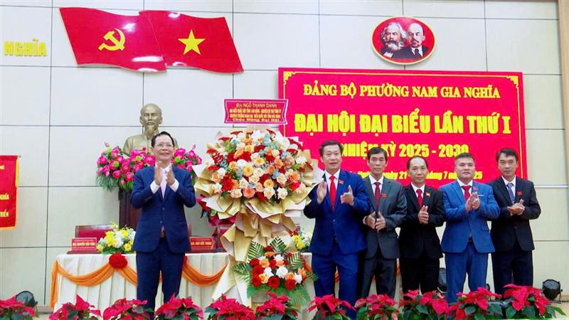 Đ/c Ngô Thanh Danh, Đại biểu Quốc hội tỉnh Lâm Đồng, Nguyên Bí thư Tỉnh uỷ, Trưởng Đoàn Đại biểu Quốc hội tỉnh Đắk Nông tặng hoa chúc mừng đại hội