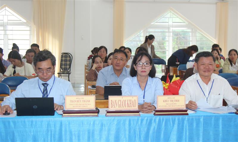 Các đồng chí trong Ban Giám khảo Hội thi Báo cáo viên, tuyên truyền viên giỏi tỉnh Lâm Đồng năm 2026