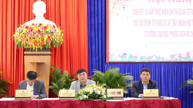 Chủ trì hội nghị