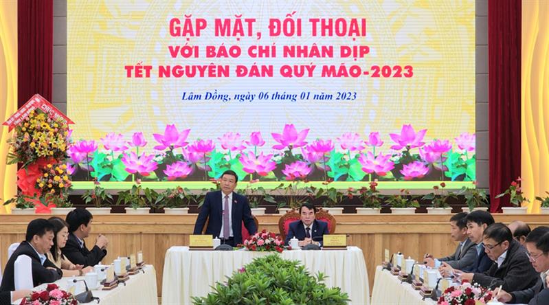 Đồng chí Bùi Thắng – Uỷ viên Ban Thường vụ, Trưởng Ban Tuyên giáo Tỉnh ủy cùng đồng chí Phạm S – Phó Chủ tịch UBND tỉnh trao đổi với các phóng viên, cơ quan báo chí.