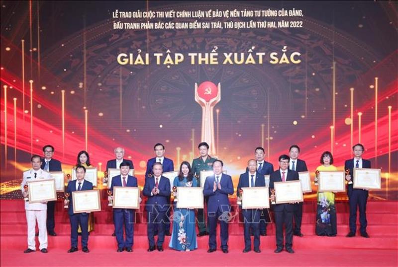 Lễ trao giải Cuộc thi viết chính luận về bảo vệ nền tảng tư tưởng của Đảng. (Trong ảnh: Các tập thể có thành tích xuất sắc nhận Bằng khen của Ban Tổ chức cuộc thi. Ảnh: Phương Hoa - TTXVN).