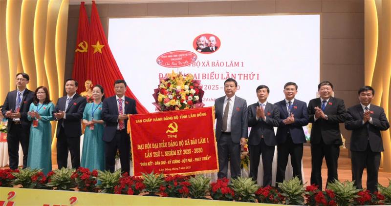 Đồng chí Bùi Thắng, Phó Bí thư Tỉnh ủy thay mặt Ban Chấp hành Đảng bộ tỉnh tặng hoa và bức trướng chúc mừng Đại hội