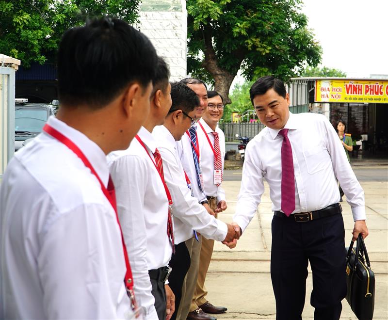 Đồng chí Nguyễn Hoài Anh, Ủy viên dự khuyết Ban Chấp hành Trung ương Đảng, Phó Bí thư Thường trực Tỉnh ủy Lâm Đồng đến dự Đại hội Đảng bộ phường Mũi Né.