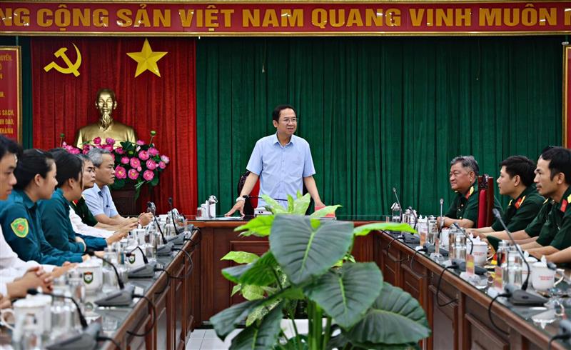 Đồng chí Tôn Thiện Đồng - Uỷ viên Ban Thường vụ Tỉnh uỷ, Trưởng Ban Tuyên giáo và Dân vận Tỉnh uỷ thăm, động viên các lực lượng tham gia diễu binh, diễu hành 