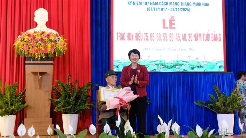 Đồng chí Phạm Thị Phúc - Phó Bí thư Tỉnh uỷ, Chủ tịch HĐND tỉnh trao Huy hiệu 75 năm tuổi Đảng cho đảng viên Lê Đức Lân