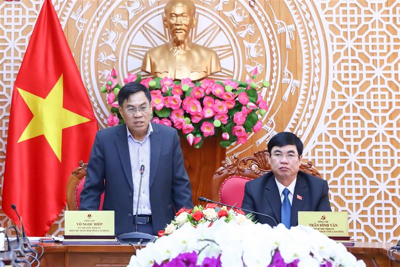 Đồng chí Trần Đình Văn - Phó Bí thư Thường trực Tỉnh ủy, Trưởng Đoàn ĐBQH tỉnh và đồng chí Võ Ngọc Hiệp - Ủy viên Ban Thường vụ Tỉnh ủy, Phó Chủ tịch UBND tỉnh chủ trì hội nghị.