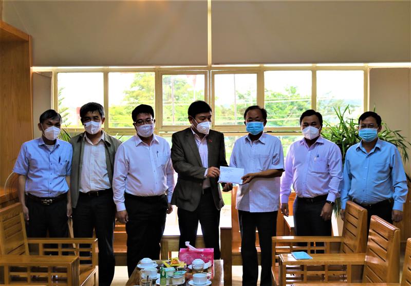 Đồng chí Bùi Thắng - UVBTV, Trưởng Ban Tuyên giáo Tỉnh ủy trao quà cho Ban chỉ đạo phòng chống dịch bệnh Covid-19 huyện Đức Trọng