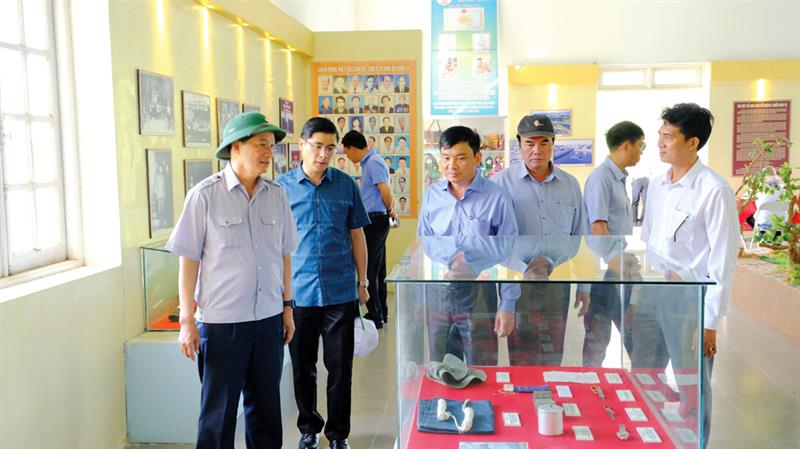 Bí thư Tỉnh ủy Trần Đức Quận và đoàn công tác thăm Di tích lịch sử căn cứ kháng chiến Khu VI Cát Tiên. Ảnh: Hoàng Sa.