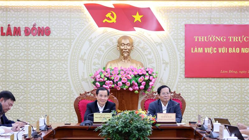 Quyền Bí thư Tỉnh ủy Lâm Đồng Nguyễn Thái Học và Tổng Biên tập Báo Người Lao Động Tô Đình Tuân chủ trì buổi làm việc