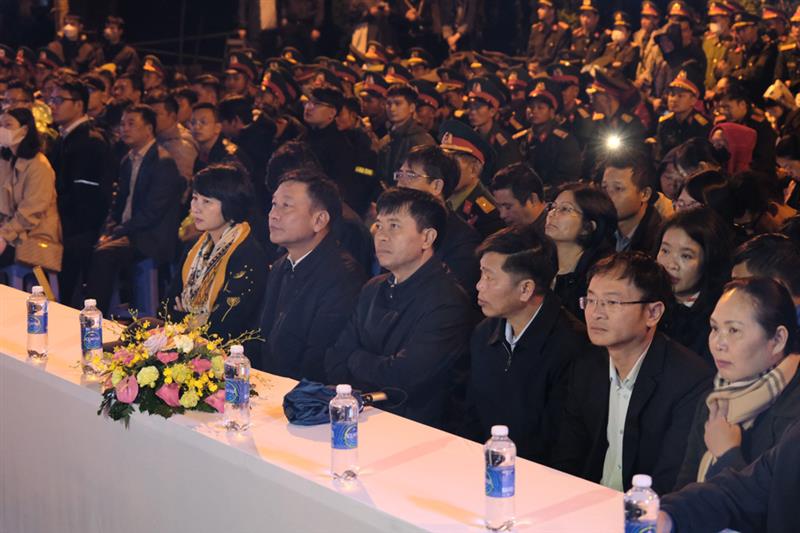 Các đại biểu cùng đoàn viên, thanh niên tham gia lễ Thắp nến tri ân.