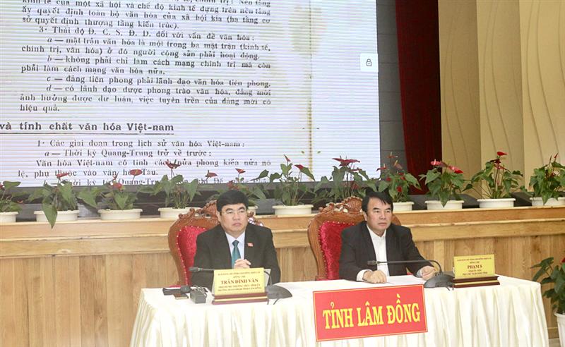 Đồng chí Trần Đình Văn – Phó Bí thư Thường trực Tỉnh ủy, Trưởng Đoàn ĐBQH tỉnh Lâm Đồng và đồng chí Phạm S – Phó Chủ tịch UBND tỉnh tham dự hội thảo tại điểm cầu Lâm Đồng.