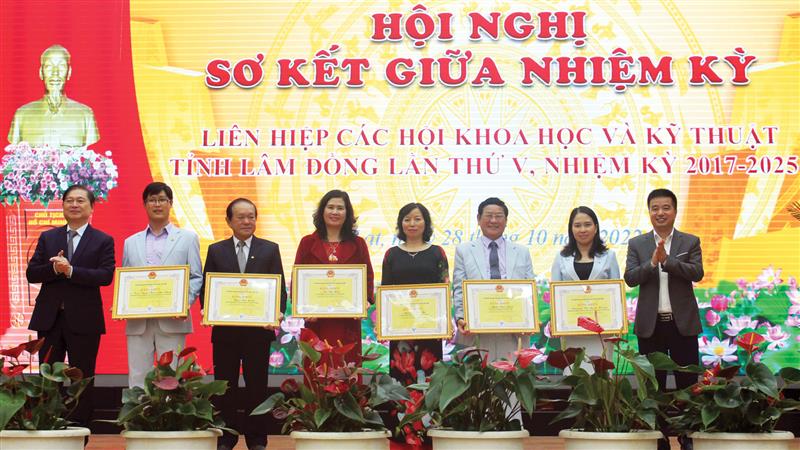 Tặng Bằng khen của Liên hiệp các Hội Khoa học và Kỹ thuật Việt Nam cho các cá nhân có thành tích xuất sắc trong hoạt động Liên hiệp Hội