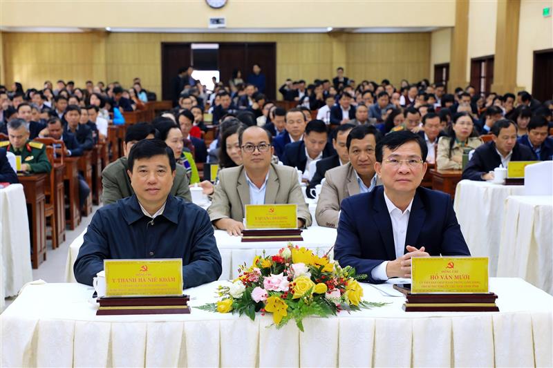 Ủy viên Ban Chấp hành Trung ương Đảng, Bí thư Tỉnh ủy Lâm Đồng Y Thanh Hà Niê Kđăm và Ủy viên Ban Chấp hành Trung ương Đảng, Phó Bí thư Tỉnh ủy, Chủ tịch UBND tỉnh Lâm Đồng Hồ Văn Mười cùng các đại biểu dự hội nghị tại điểm cầu tỉnh Lâm Đồng