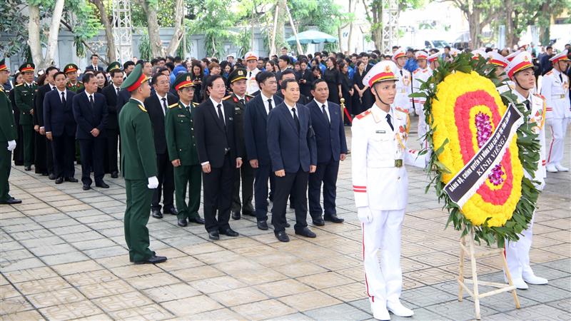 Đoàn đại biểu tỉnh Lâm Đồng do đồng chí Nguyễn Thái Học - Quyền Bí thư Tỉnh ủy làm trưởng đoàn chuẩn bị vào viếng Tổng Bí thư Nguyễn Phú Trọng.
