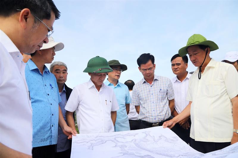 Việc những người đứng đầu cấp ủy, chính quyền Lâm Đồng luôn sâu sát cơ sở, lắng nghe và kịp thời chỉ đạo giải quyết công việc đã lan tỏa tinh thần, trách nhiệm nêu gương trong toàn hệ thống chính trị tại địa phương. Trong ảnh: Lãnh đạo tỉnh xem xét, đánh giá quá trình hoàn thiện, đưa vào sử dụng Dự án Hồ Đạ Sị (Cát Tiên). Ảnh: Khánh Phúc.