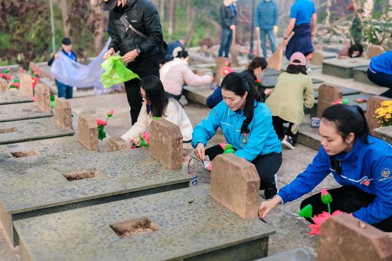 Đoàn thanh niên UBND tỉnh Lâm Đồng chăm sóc nghĩa trang liệt sĩ