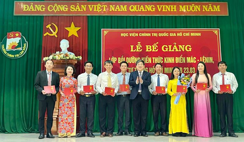 PGS. TS Nguyễn Duy Bắc - Phó Giám đốc Thường trực Học viện Chính trị Quốc gia Hồ Chí Minh trao chứng chỉ cho các học viên.