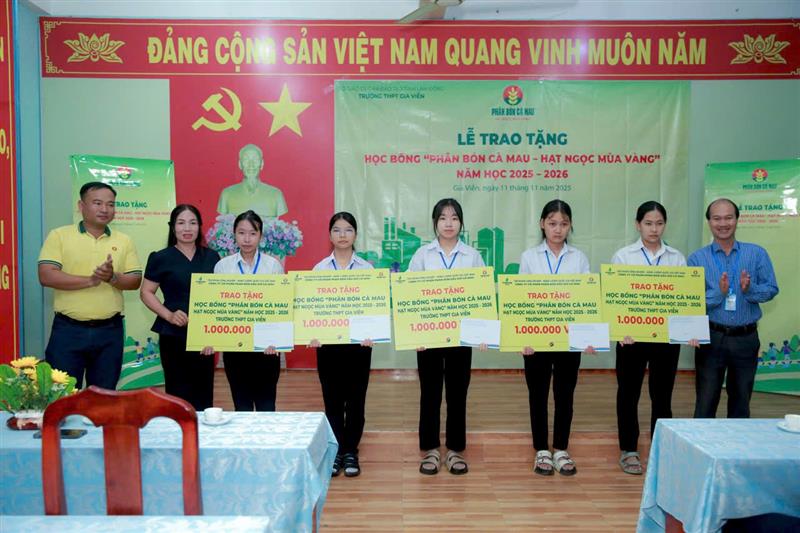 Vận động trao học bổng cho học sinh tại trường THPT Gia Viễn