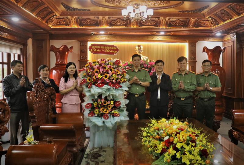 Đoàn công tác Ban Tuyên giáo và Dân vận Tỉnh ủy tặng hoa chúc mừng lực lượng An ninh nhân dân Công an tỉnh nhân kỷ niệm 80 năm Ngày truyền thống.