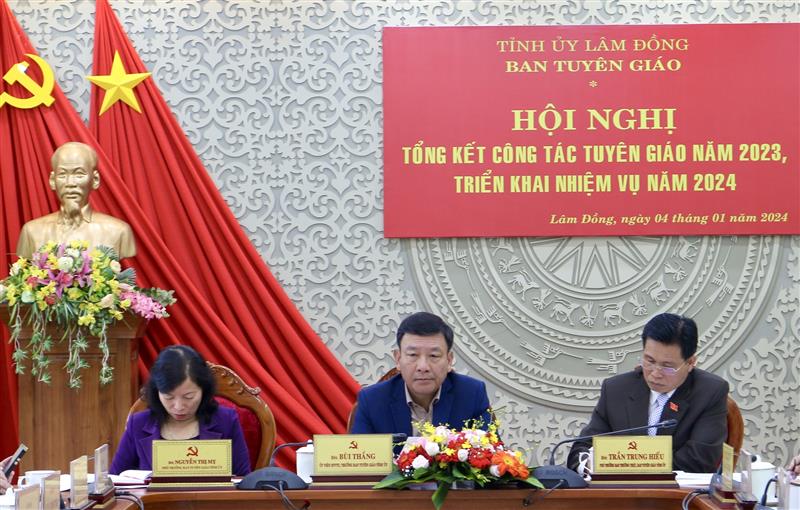 Các đồng chí chủ trì Hội nghị.