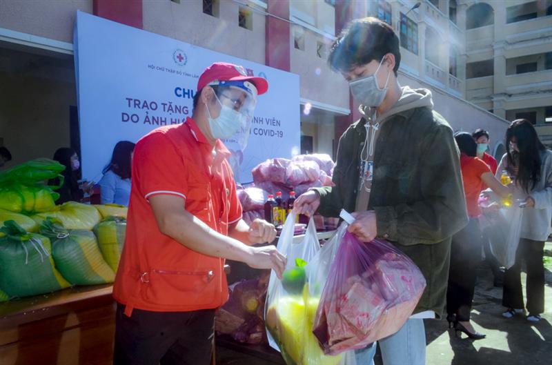Hỗ trợ người lao động có hoàn cảnh khó khăn do ảnh hưởng bởi dịch bệnh COVID-19 là hoạt động được các cấp Công đoàn quan tâm thực hiện.