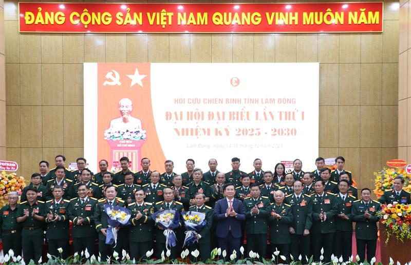 Lãnh đạo UBND tỉnh và Trung ương Hội CCB Việt Nam tặng hoa chúc mừng Ban Chấp hành Hội CCB tỉnh Lâm Đồng nhiệm kỳ 2025 - 2030. Ảnh Báo Lâm Đồng điện tử.