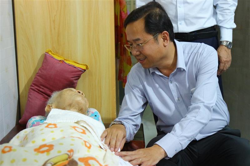 Đồng chí Tôn Thiện Đồng - Trưởng Ban Tuyên giáo và Dân vận Tỉnh ủy hỏi thăm sức khỏe và chúc Mẹ Việt Nam Anh hùng Bùi Thị Xê sống trường thọ, vui vầy bên con cháu