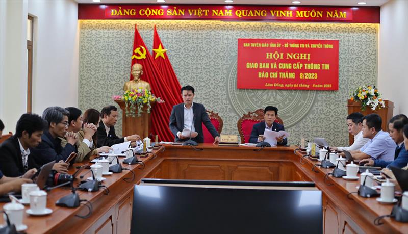 Phó Giám đốc Sở Thông tin và Truyền thông Vương Tôn Kiên thông tin tình hình hoạt động báo chí tháng 7/2023.