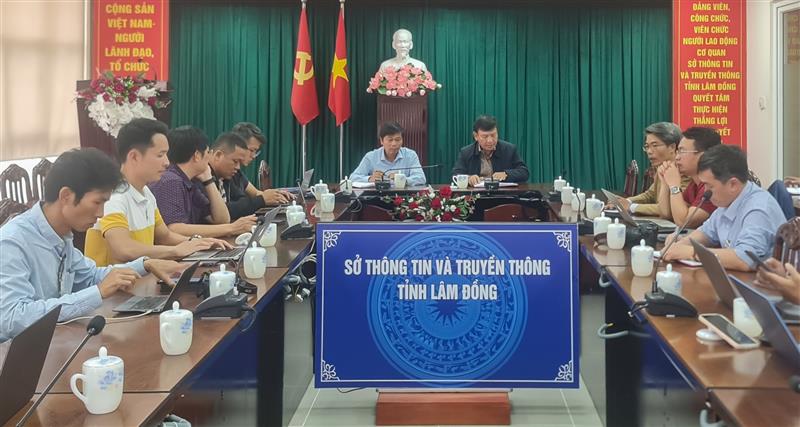 Quang cảnh buổi họp cung cấp thông tin.