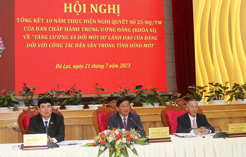 Các đồng chí chủ trì Hội nghị.