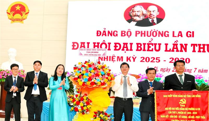 Phó Chủ tịch UBND tỉnh Nguyễn Hồng Hải tặng Đại hội bức trướng