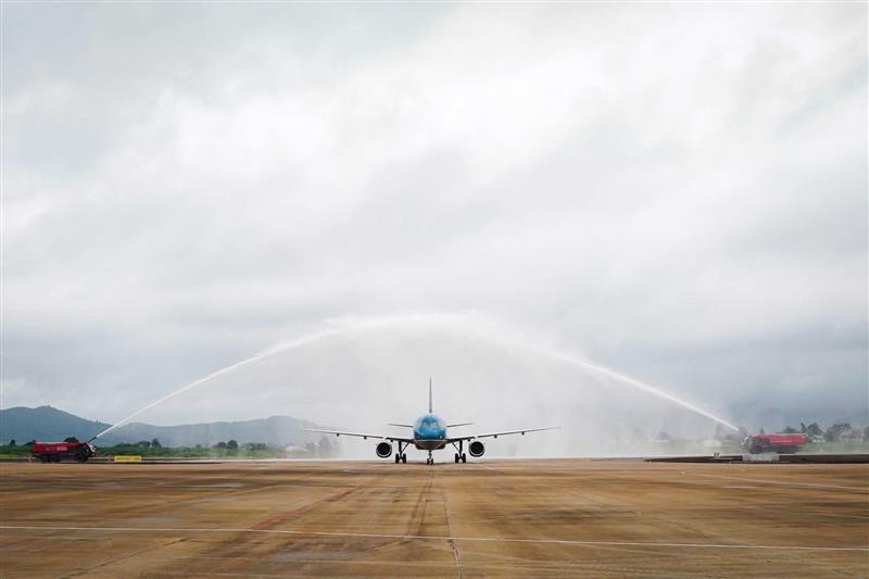 Chuyến bay được chào đón bằng nghi thức phun vòi rồng trang trọng, đánh dấu thời khắc sân bay Liên Khương chính thức trở lại hoạt động sau hơn 5 tháng tạm dừng