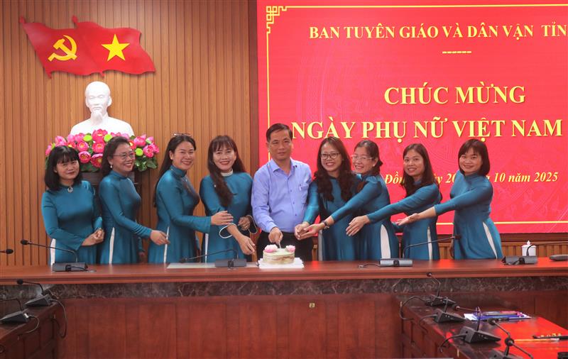 Lãnh đạo Ban và đại diện các phòng cắt bánh chúc mừng Ngày Phụ nữ Việt Nam 20/10