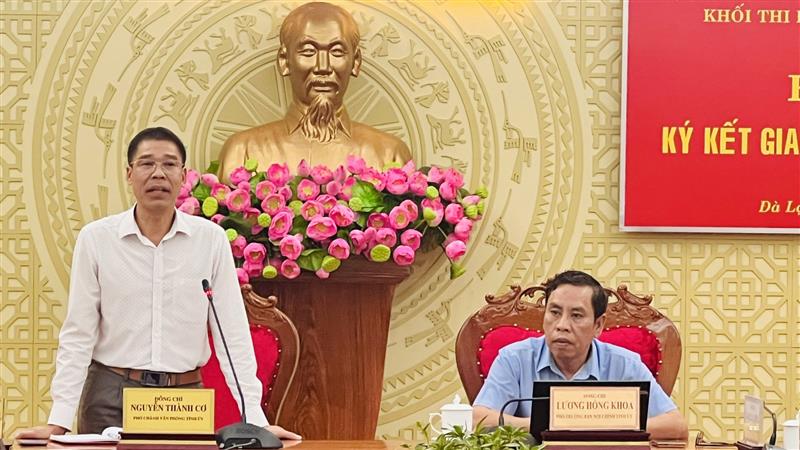 Chủ trì hội nghị ký kết giao ước thi đua.