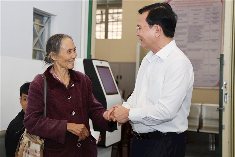 Phó Bí thư Tỉnh ủy, Chủ tịch UBND tỉnh Lâm Đồng Hồ Văn Mười gặp gỡ, trò chuyện với người dân đến làm thủ tục tại Trung tâm Phục vụ hành chính công phường Nam Gia Nghĩa
