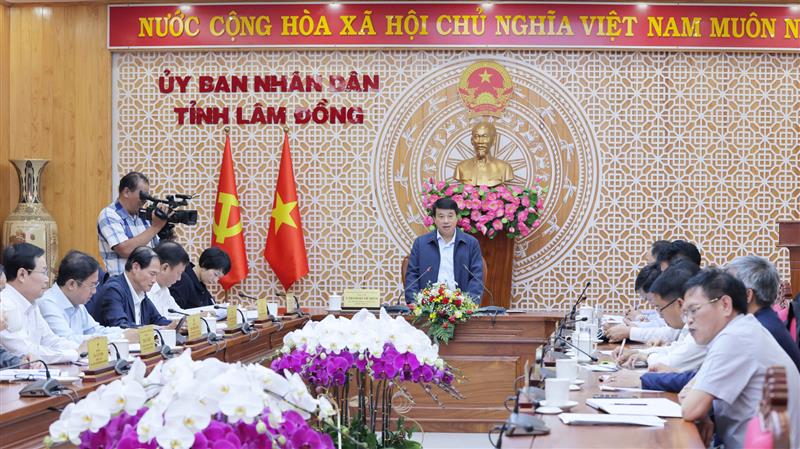 Quang cảnh buổi làm việc